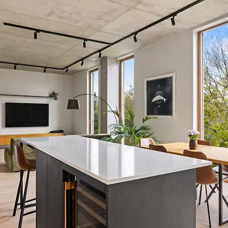 Luxury Penthouse In Area, Balcony & Parking * Tallin